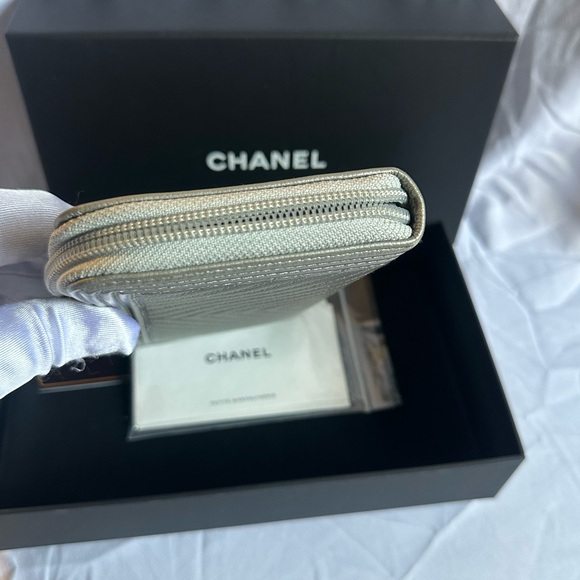 💯 Authentic Chanel Silver Chevron Quilted Zip Around Boy Wallet - Picture 10 of 16
